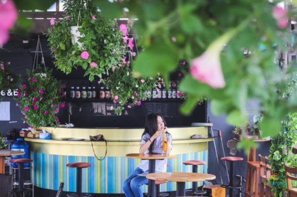 khong gian tho mong tai may coffee bar Quan ca phe da nang view bien dep 600x399 - Top 10 quán cà phê Đà Nẵng view biển đẹp nhất